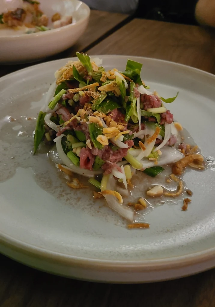 Hang : restaurant de haute cuisine vietnamienne à Montréal Moi Tran salade boeuf