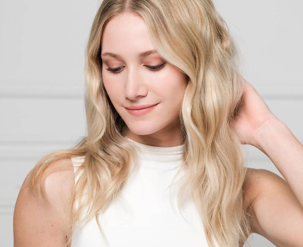 3 looks cheveux à essayer cet été avec Kerasilk Beach Waves décontractées