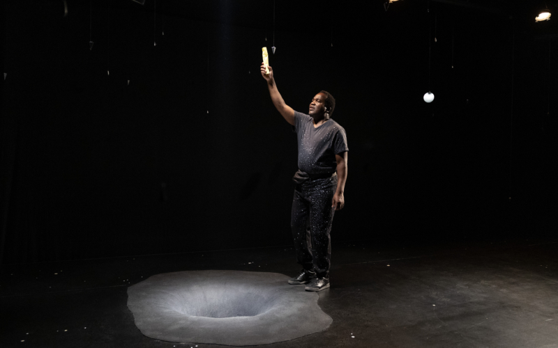 Trou noir : constellation autour de la perte, Boucle Magazine