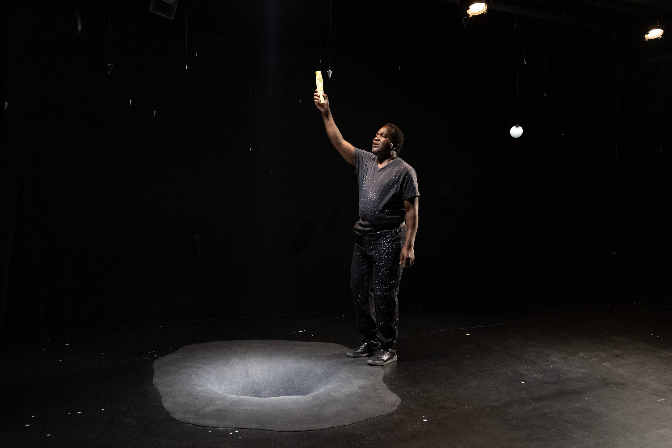 Trou noir : constellation autour de la perte, Boucle Magazine