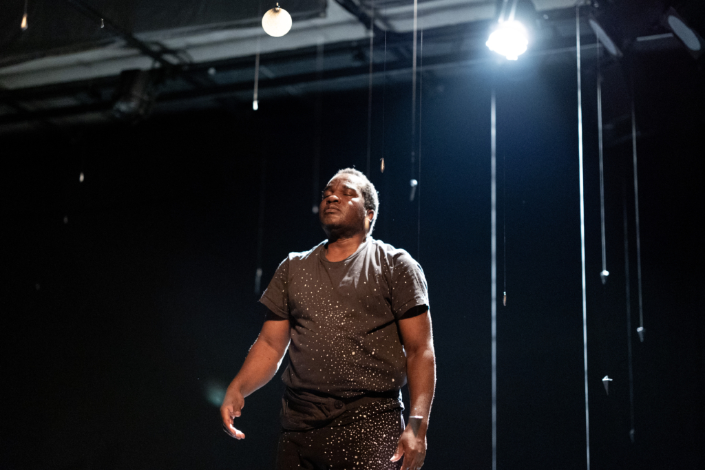 Trou noir : constellation autour de la perte, Boucle Magazine