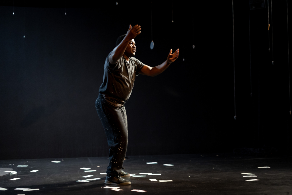 Trou noir : constellation autour de la perte, Boucle Magazine