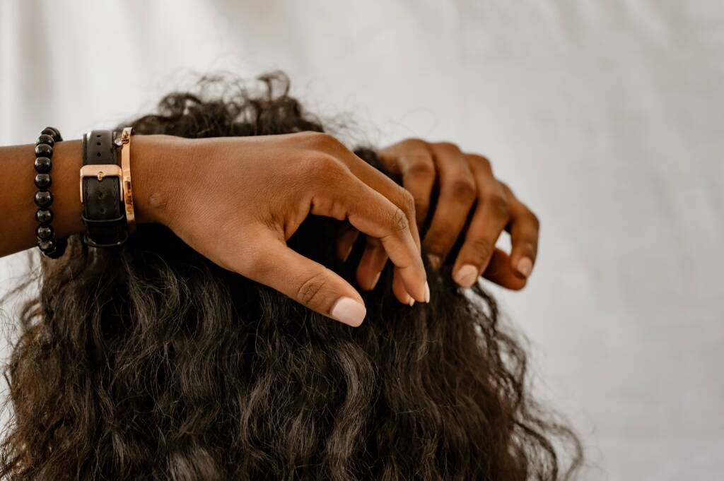 Cheveux sans frisottis : les essentiels à avoir sous la main